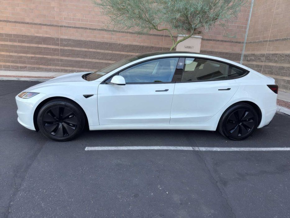 Tesla Model 3      2024