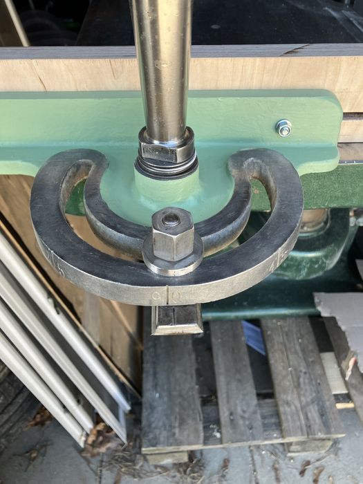 Frezarka dolnowrzecionowa z posuwem