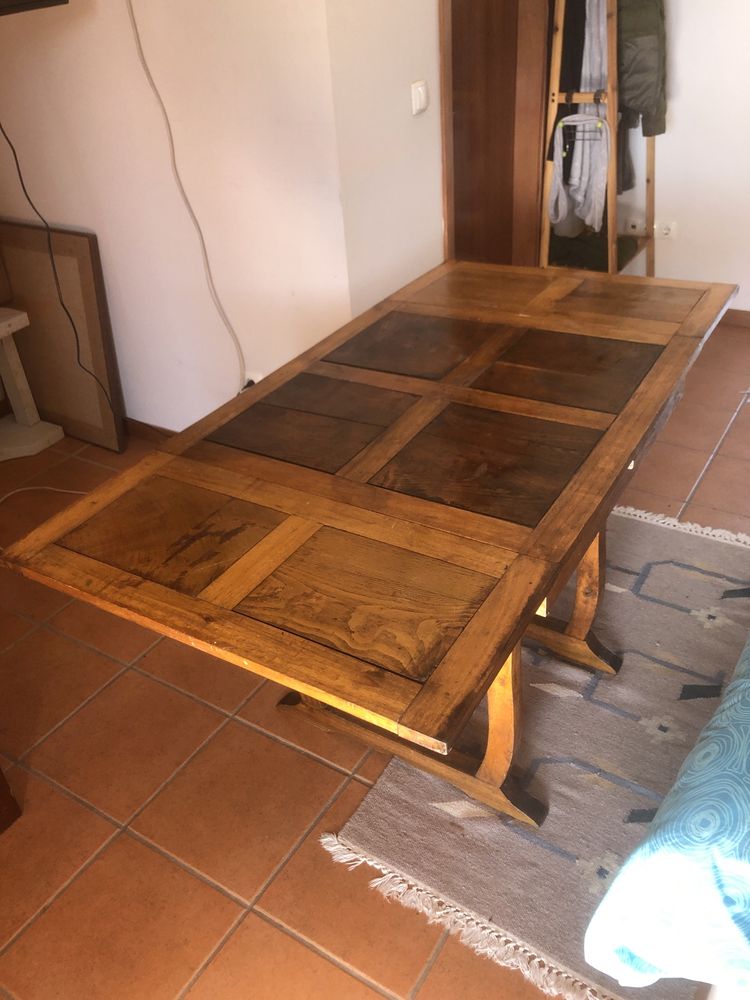 Mesa antiga feita a mao