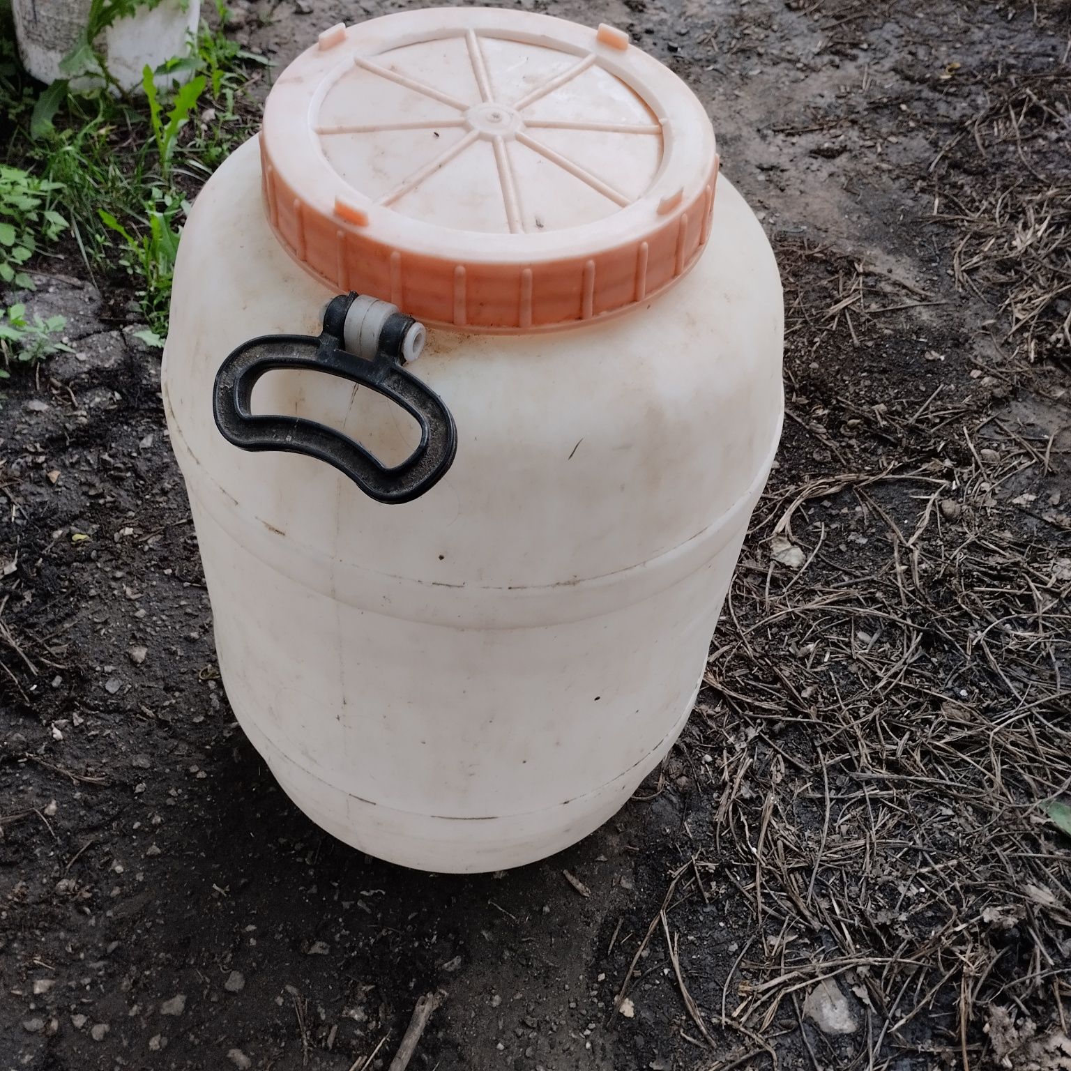 Продам ёмкость пластиковую для воды на 50 л