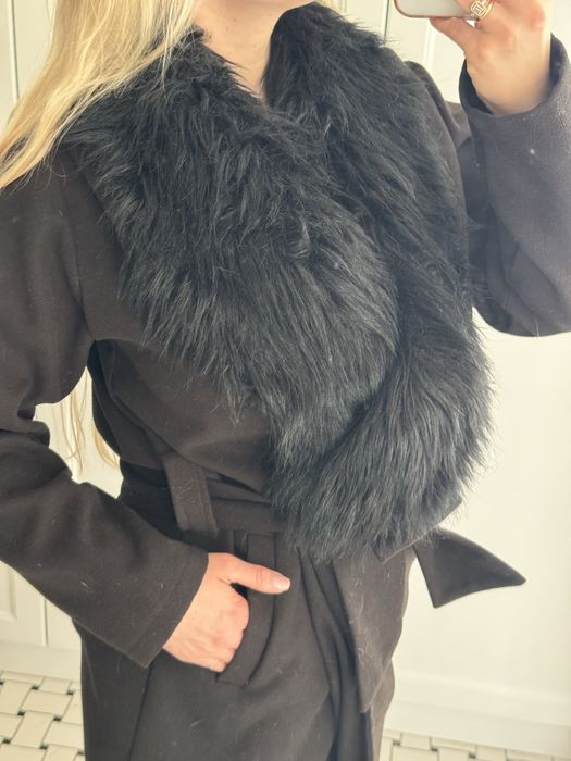 Czarny płaszcz XS Sheila ze sztucznym futrem