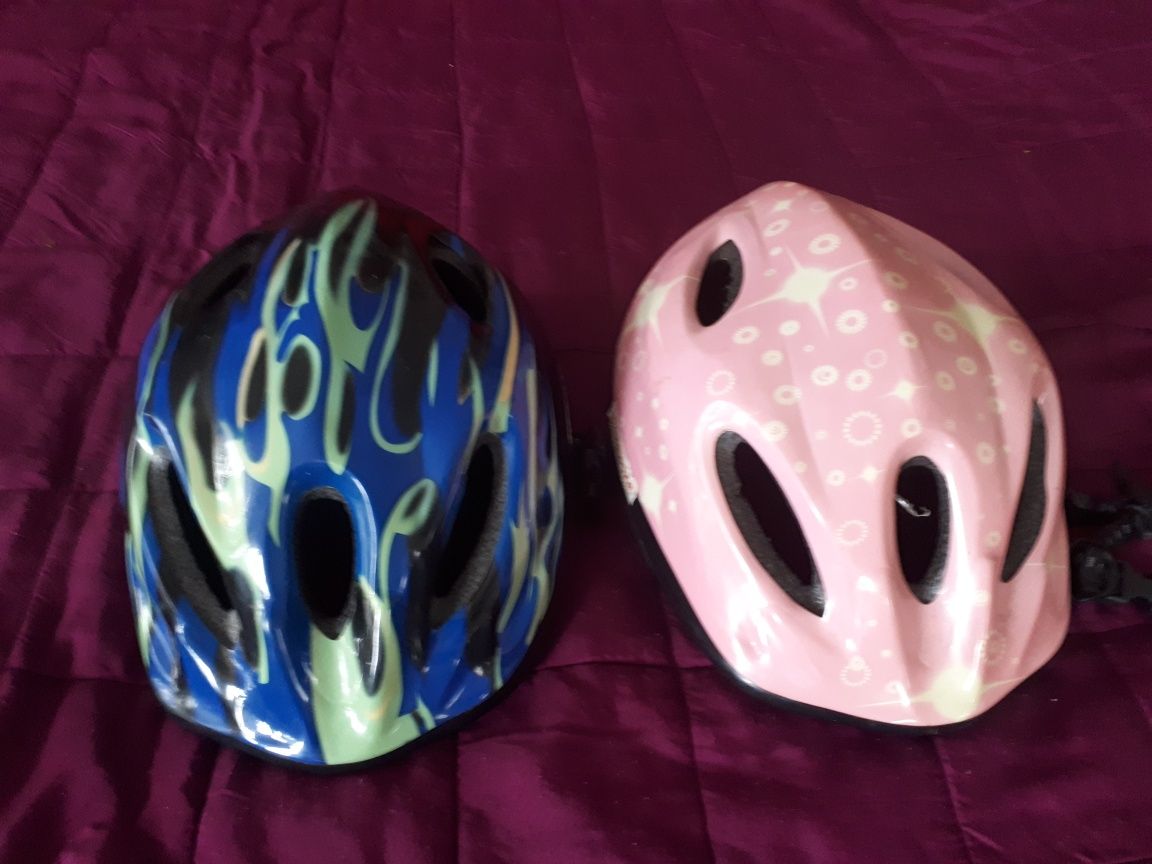 Kaski różowe i niebieskie na rower