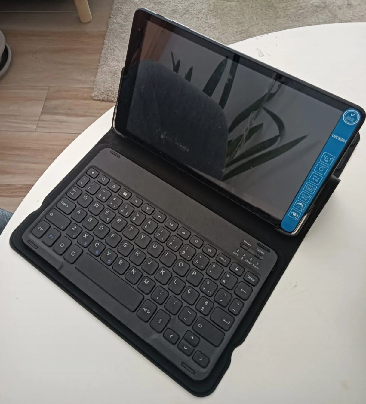 Tablet Alcatel com teclado e capa