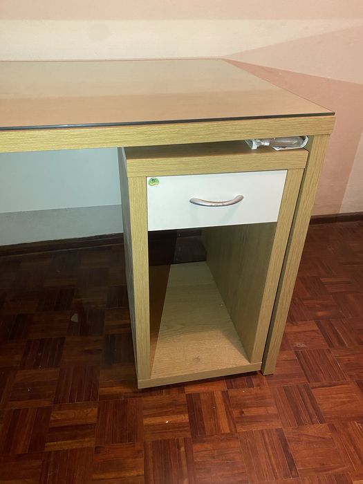 Secretária IKEA MIKAEL c/ tampo de vidro e movél de rodas com gaveta