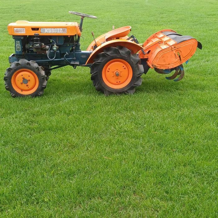 Traktor ogrodowy KUBOTA B6000 4x4 ZESTAW