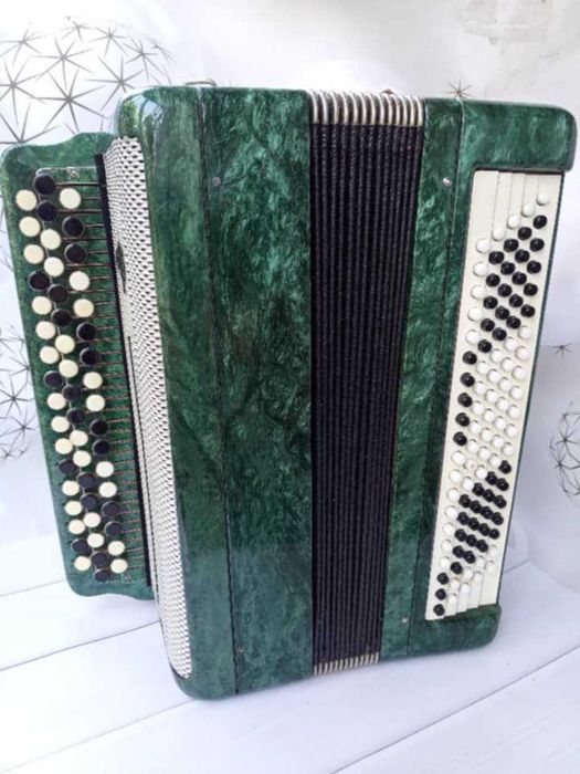 Баян «Мелодія» в робочому стані с футляром.