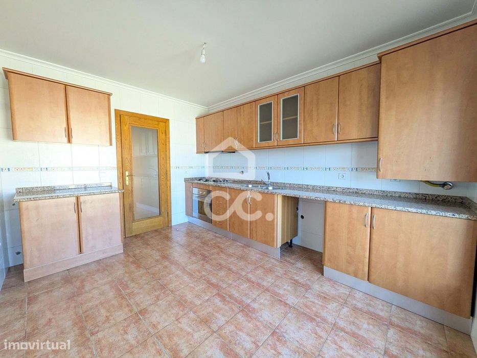 Apartamento T3 , garagem fechada, localização privilegiada perto Chave