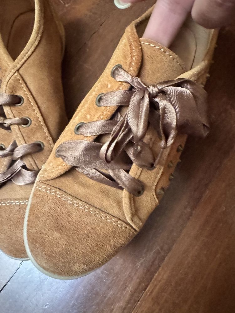 Sapatilhas pele com tachas