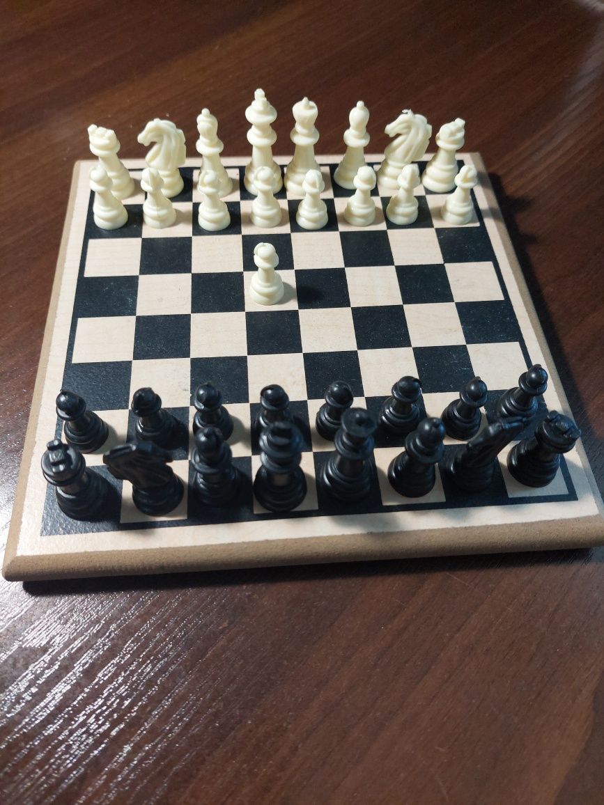 Шахи, шахмати на дерев'яній дошці