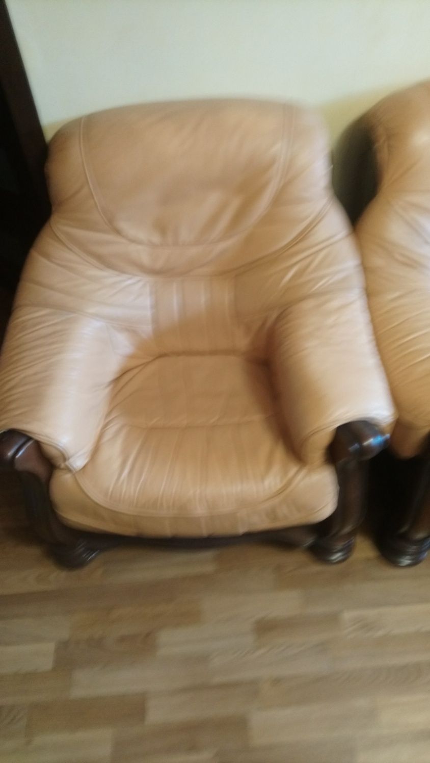 Мебель кожаная диван и два кресла. Румыния.