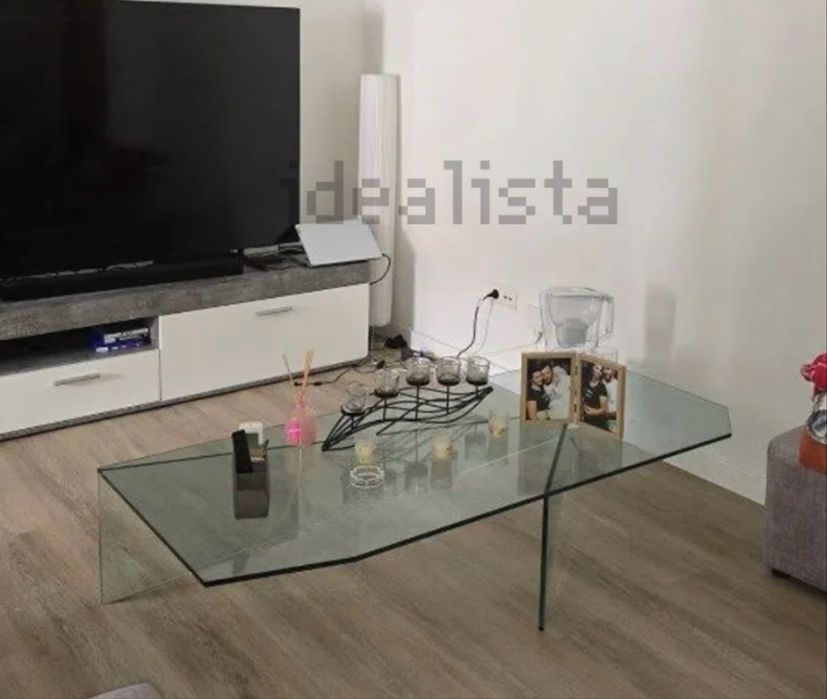 Mesa de vidro maciso como nova