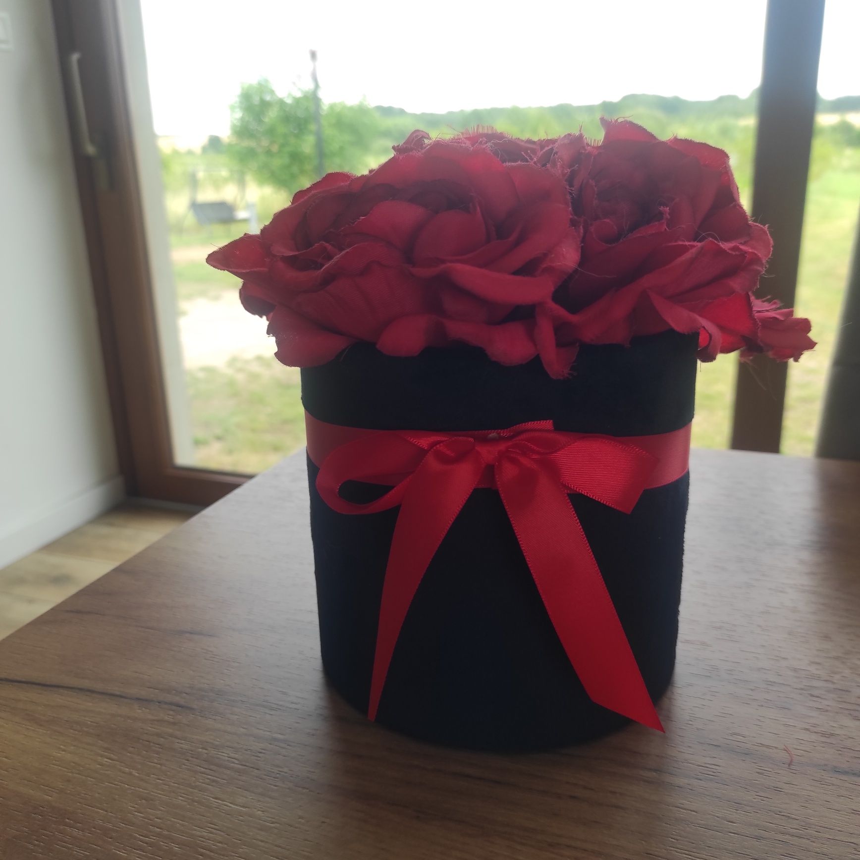 Flowerbox czerwone róże
