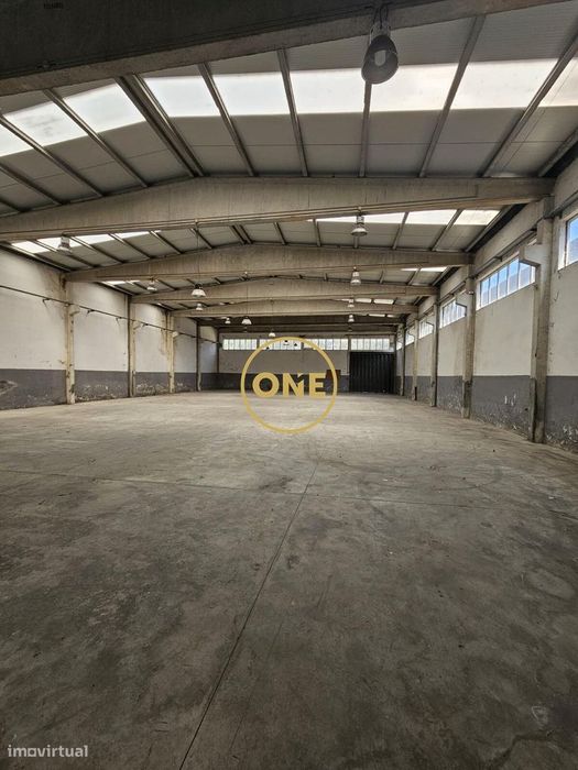 Armazém para arrendamento na zona industrial de Laúndos
