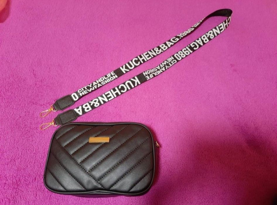 Жіноча сумочка з не регульованою шлейкою.