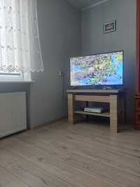 Telewizor TCL + stolik.