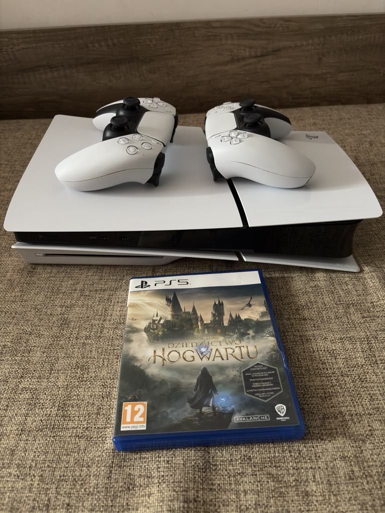 PlayStation 5 z napędem,z dodatkowym padem i grą.