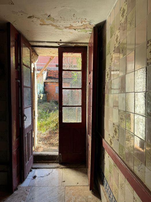 Moradia para restauro/Porto Bonfim