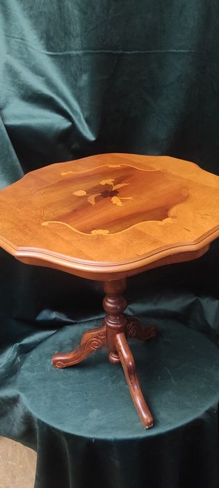 Antyczny Intersjowany stolik kawowy