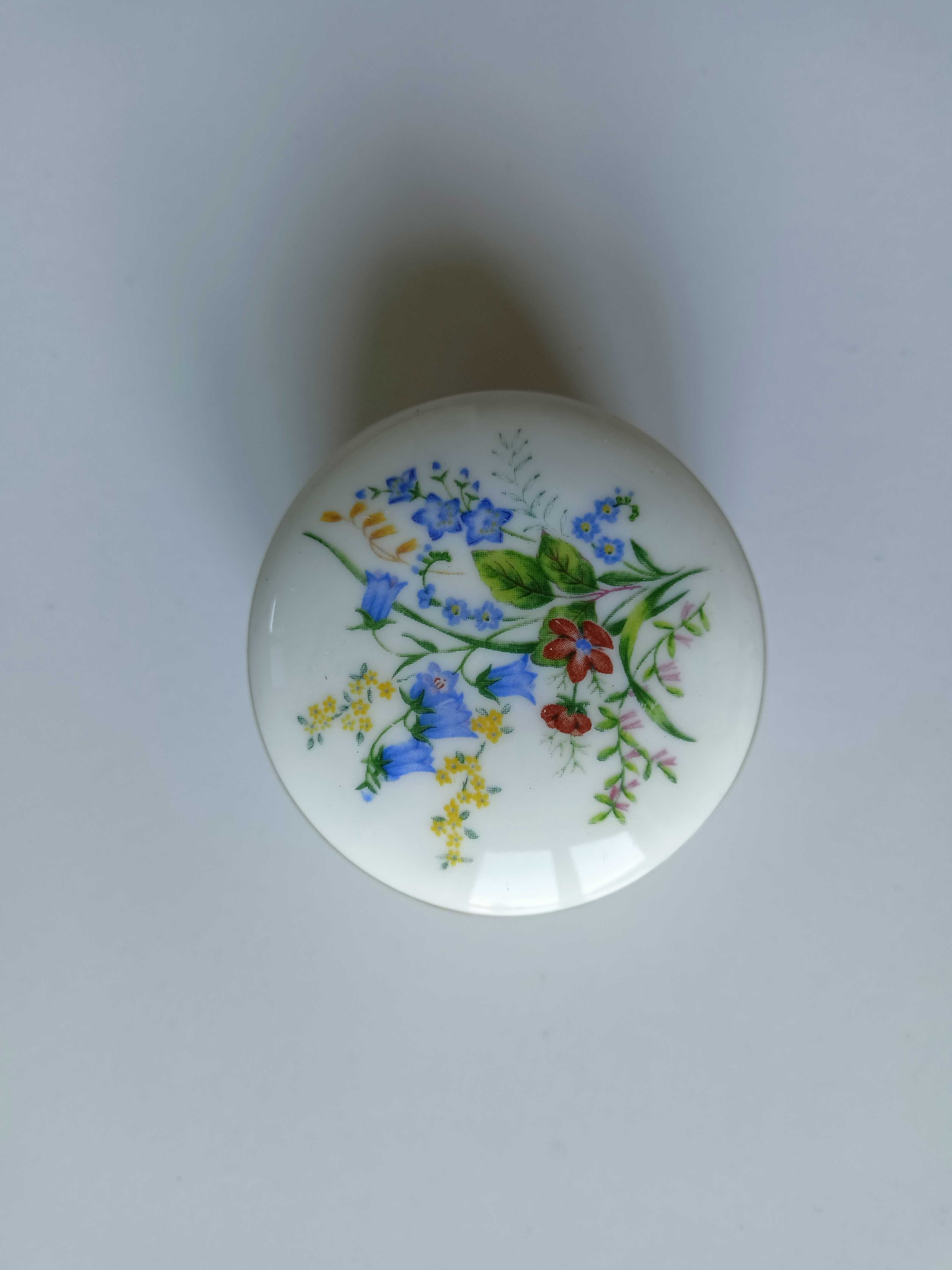 Śliczne puzderko szkatułka porcelana