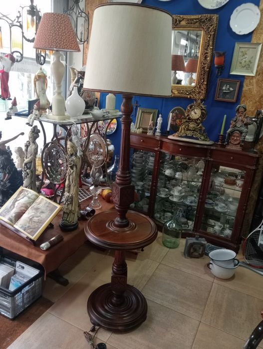 Candeeiro de pé em madeira maciça