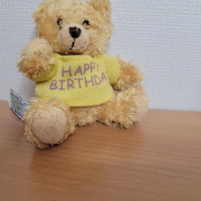 Mały miś w żółtej koszulce z napisem Happy Birthday Keel Toys