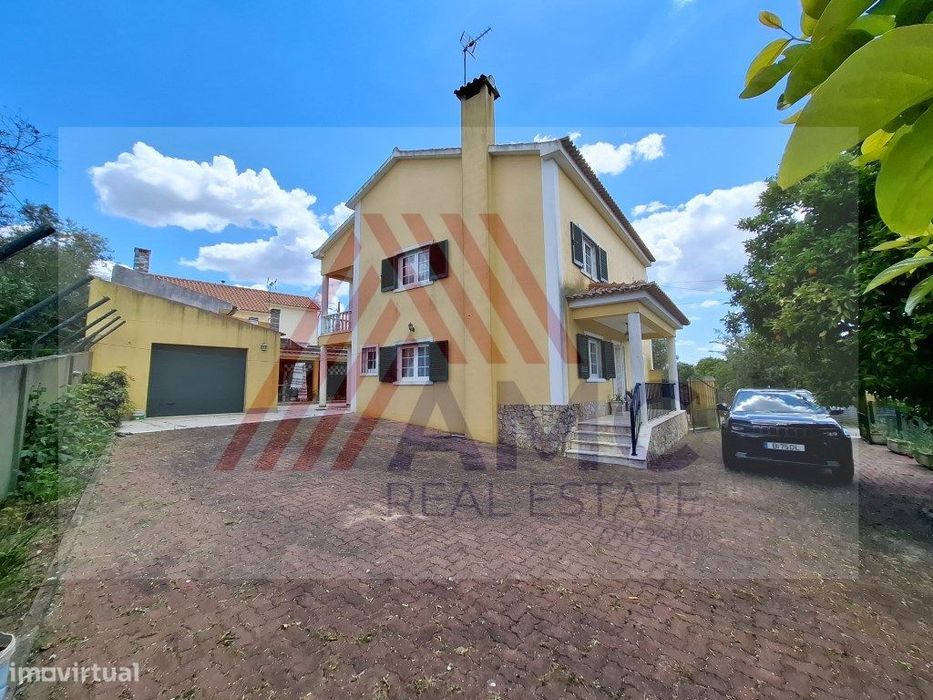 Moradia Com Terreno E Árvores De Fruto