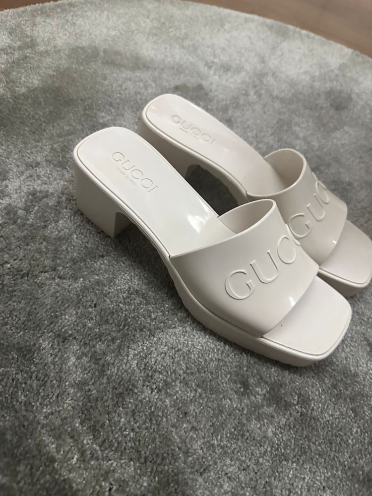 Chinelos Gucci branco