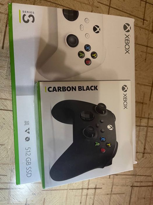 Xbox Series S з чорним геймпадом та гарнітурою