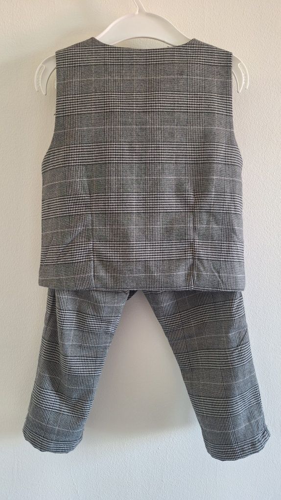 Conjunto Fato Menino (calças e colete)

Comprado na C&A

Tamanho 18 -