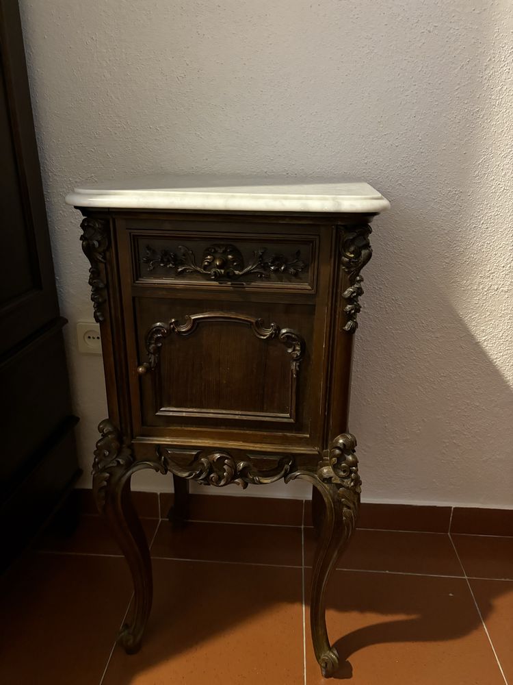 Mesa cabeceira Estilo Luis XV