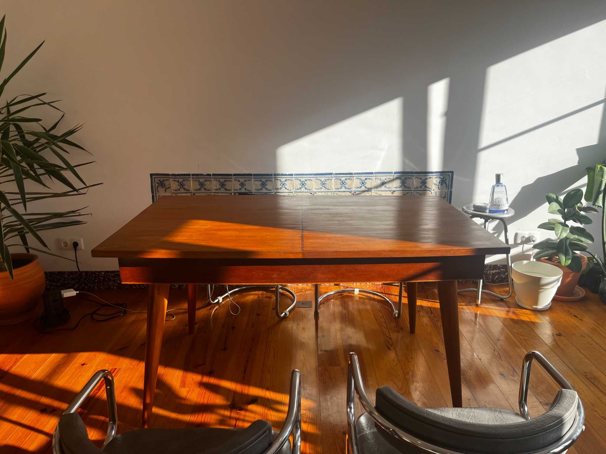 Mesa de jantar em madeira de teca maciça