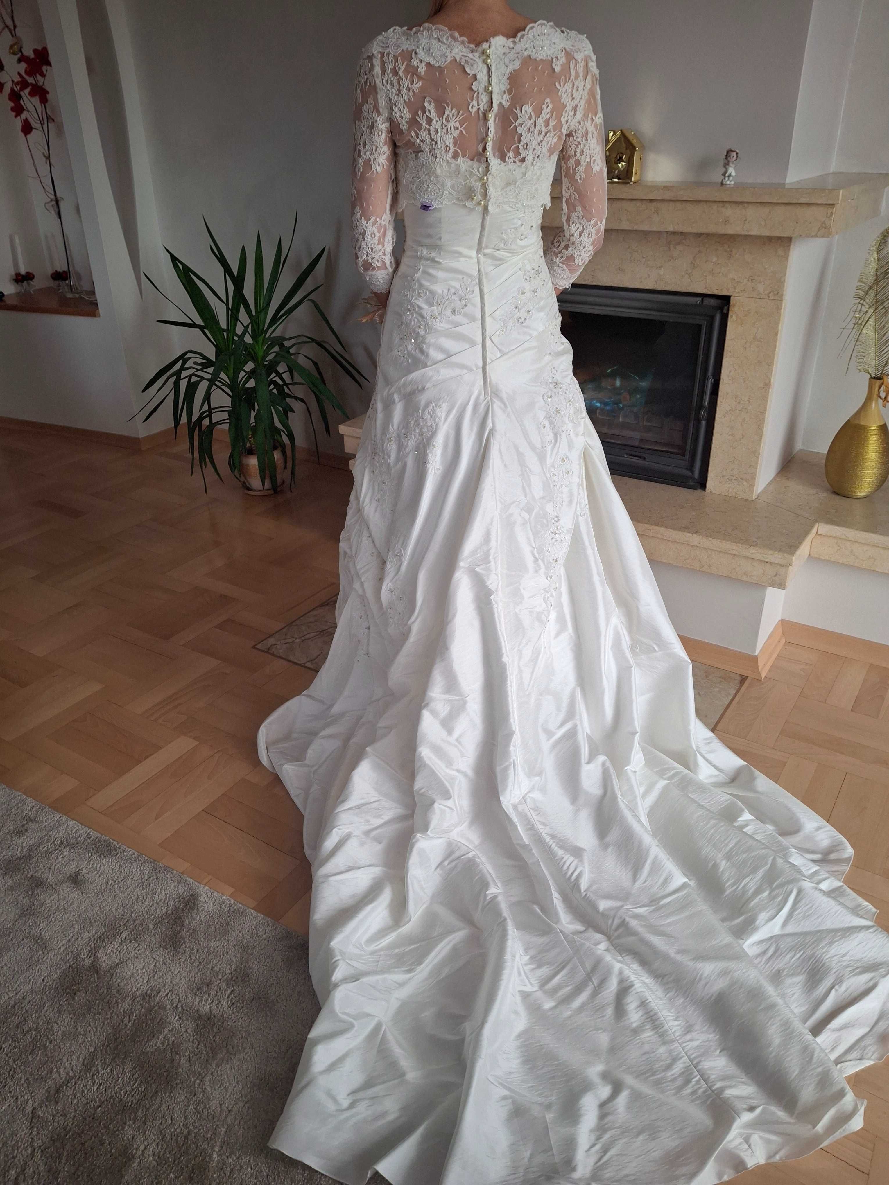 Suknia ślubna hiszpańskiej marki Fara Sposa