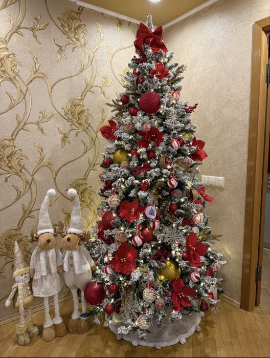 Новорічна ялинка. Засніжена ялинка.