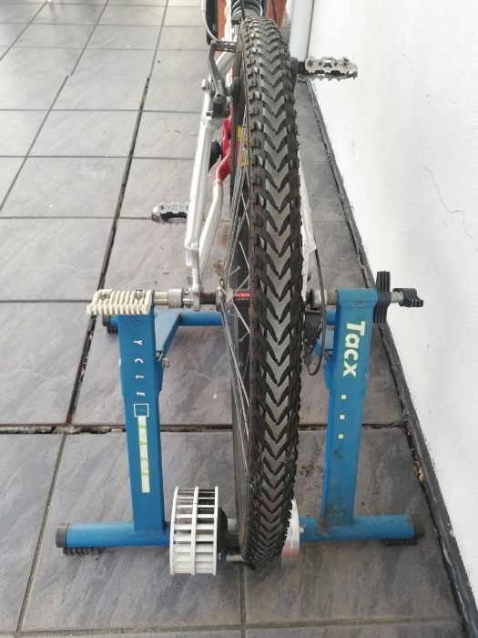 bicicleta de BTT e acessorios