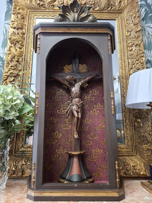 Crucifixo Antigo em Madeira Entalhada com Oratório pintado.