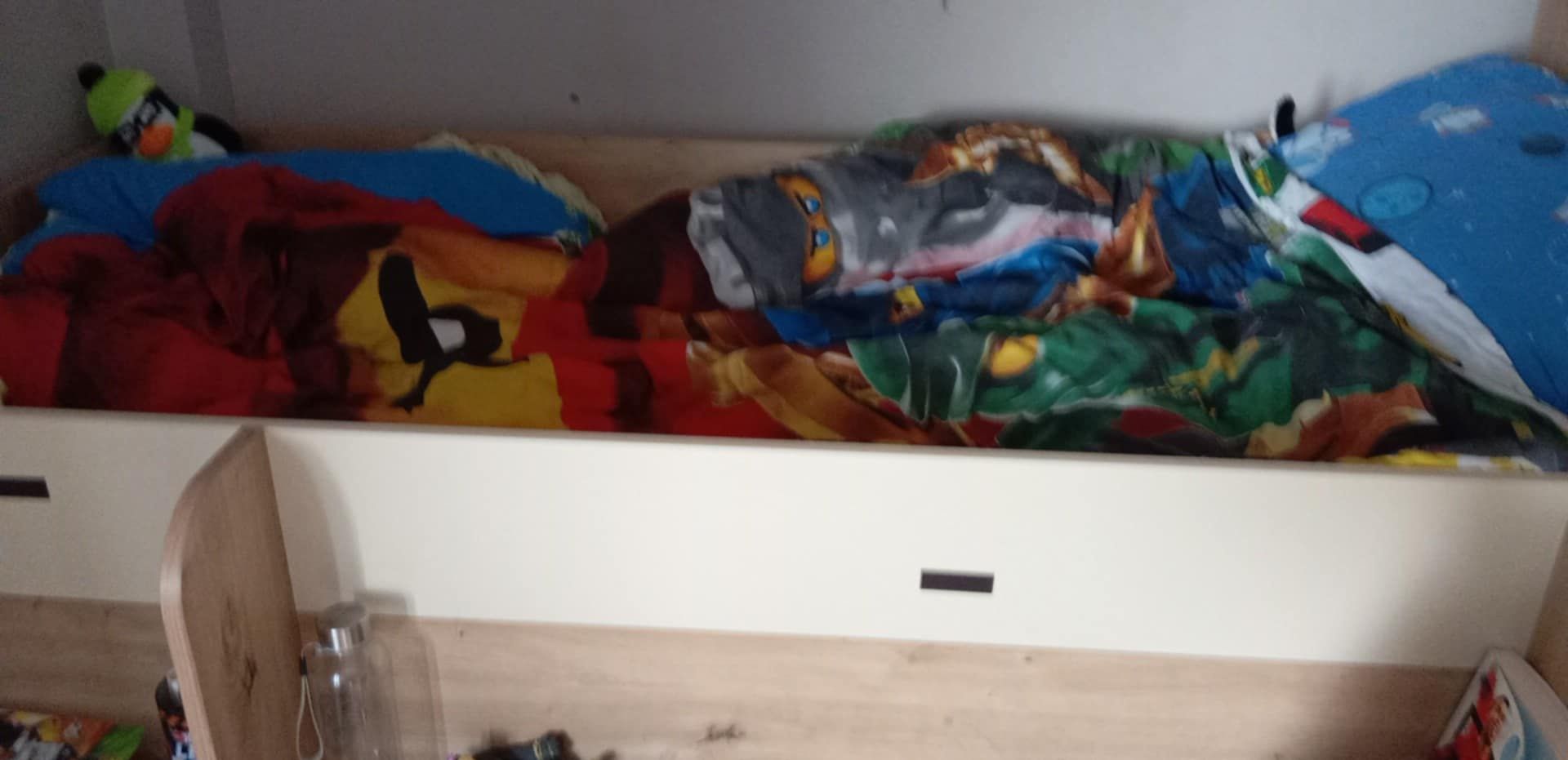 Łóżko antresola z wysuwanym biurkiem