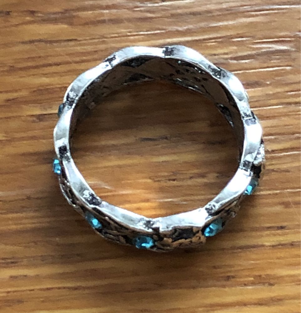 srebrny pierścionek z niebieskimi diamentami