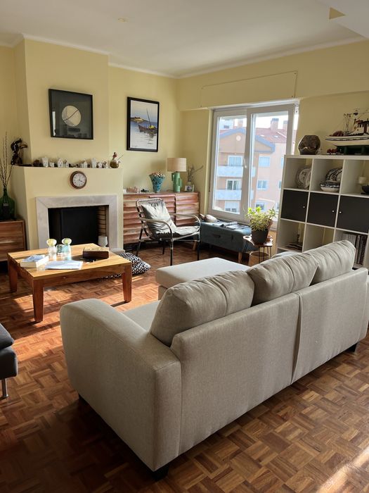 Sofá com chaise longue Gato Preto quase novo