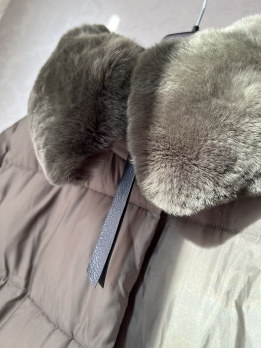 Пуховик з коміром кролячої шерсті зелений класика з капюшоном