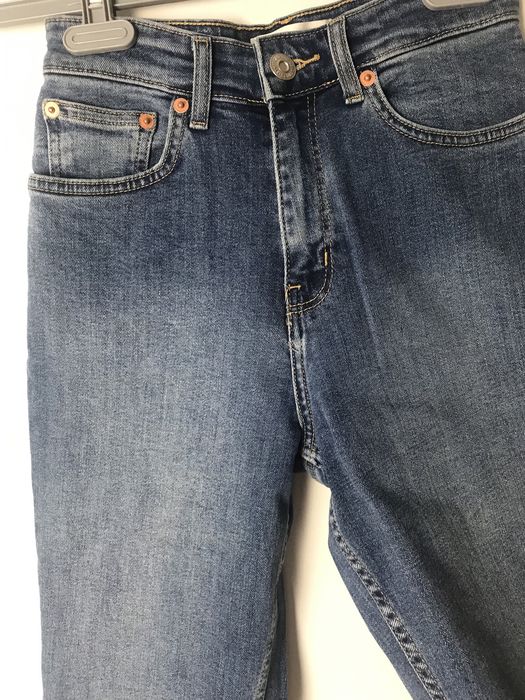 Niebieskie jeansy mom jeans z wysokim stanem Mango