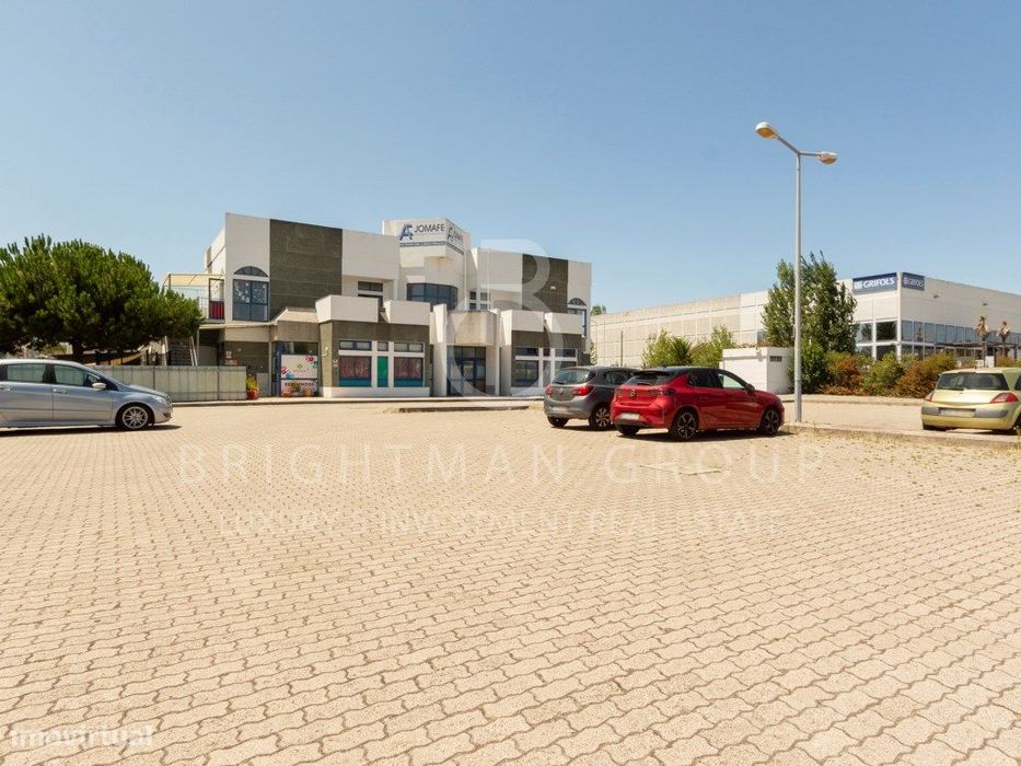 Prédio Comercial, com estacionamento, Rio de Mouro, Sintra
