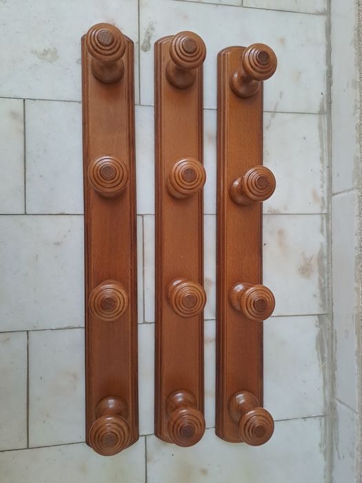 3 cabides em madeira ~56cm