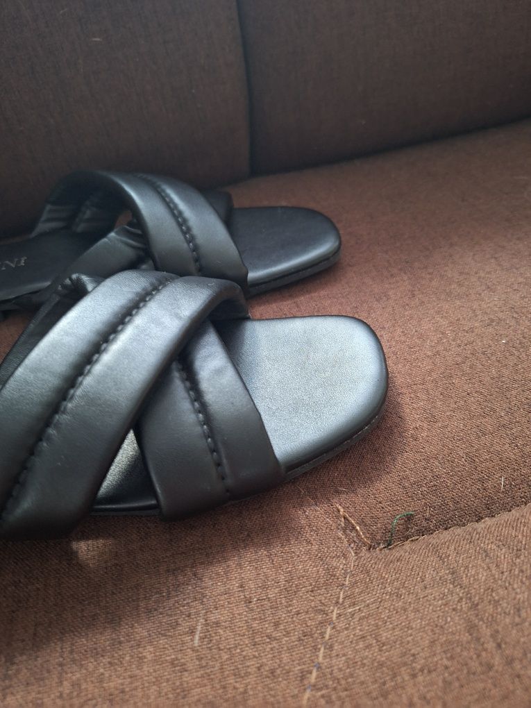 Buty damskie klapki nowe bez metki
Rozmiar 39 Jeeini