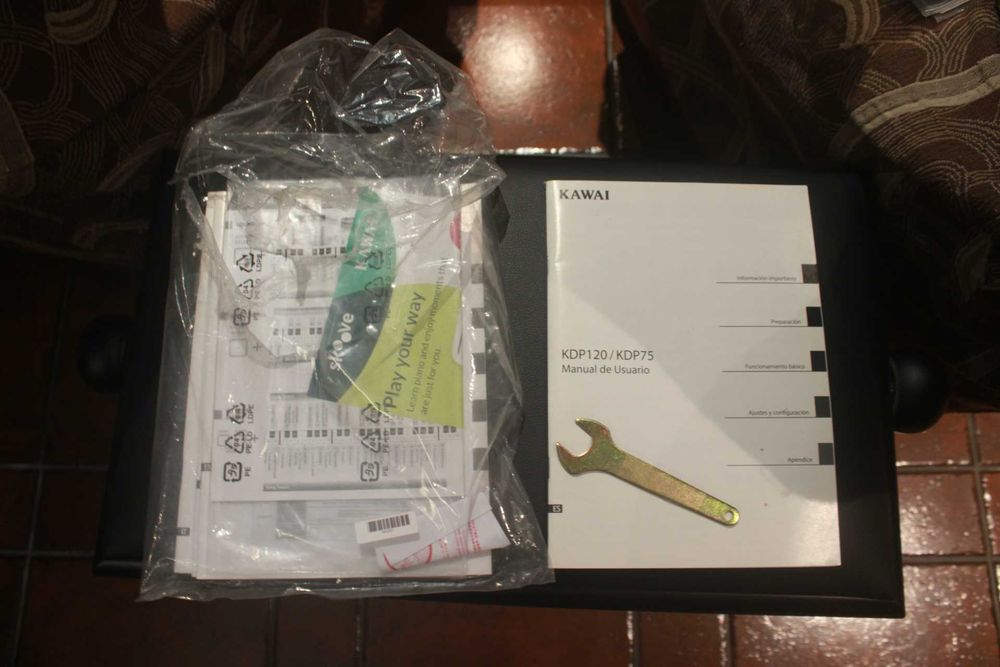 Piano kawai novo com banco de pele