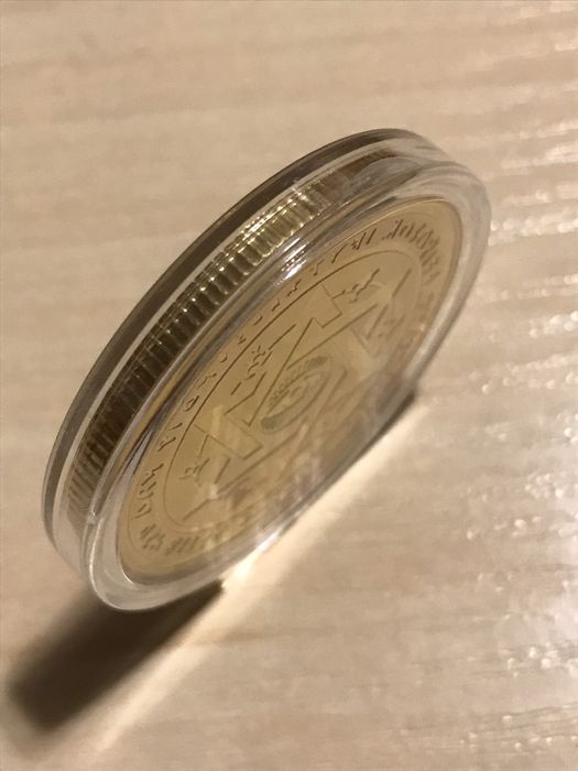 Монета всевидящее око золотистого цвета для коллекции новая в капсуле