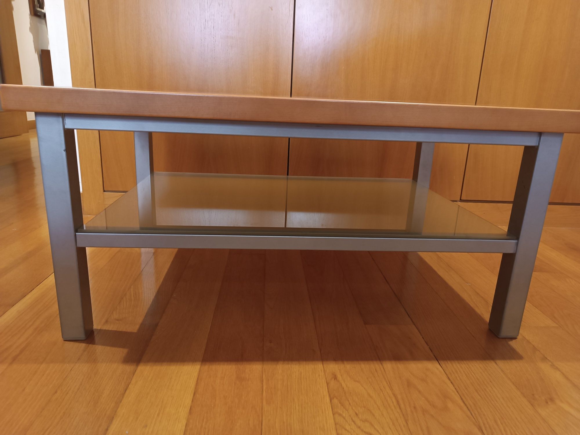 Mesa de centro com tampo de madeira