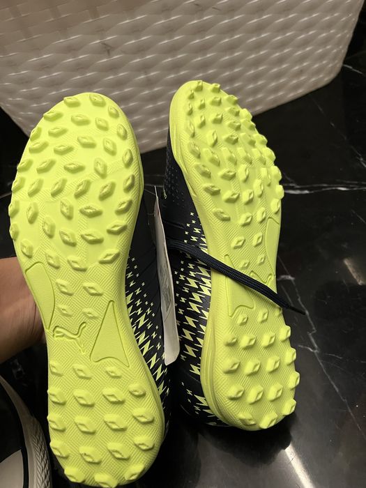 Wiazane buty do pilki noznej puma