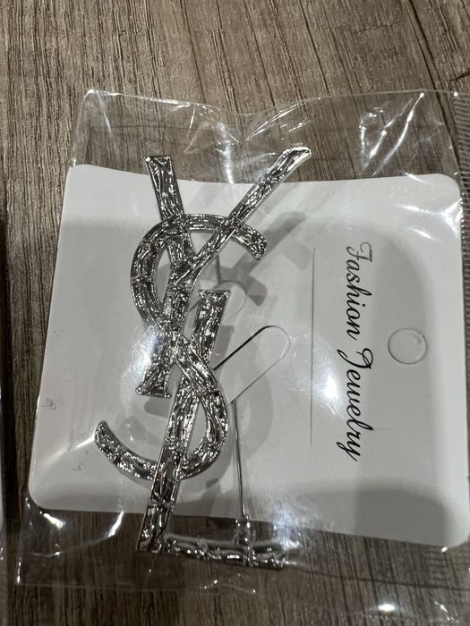 Брошка YSL срібного кольору