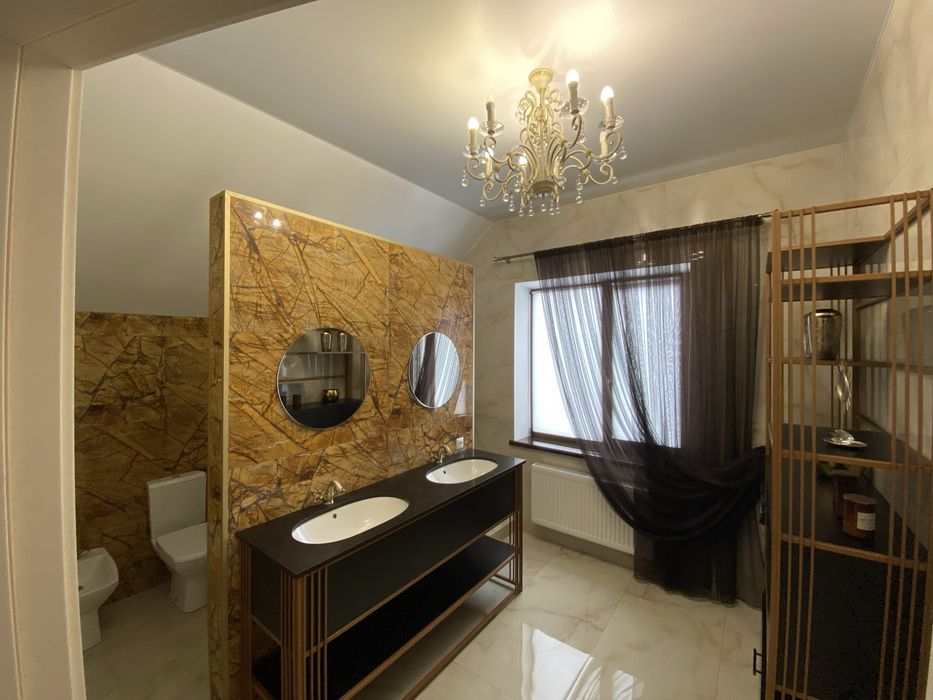 Будинок з басейном