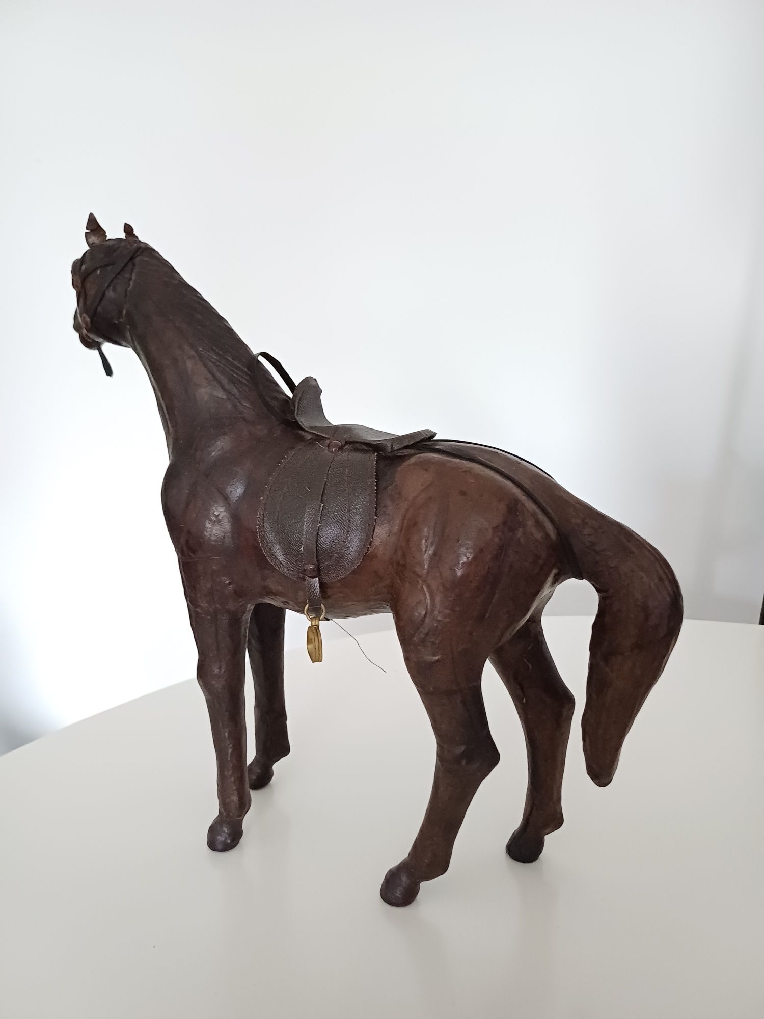 Figurka konia, koń z urazem nogi